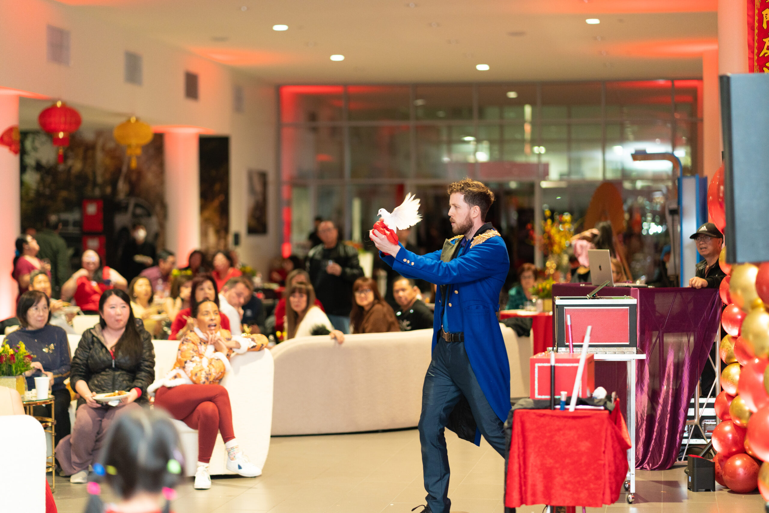 Los Angeles birthday party magician amazing an audience of spectators.