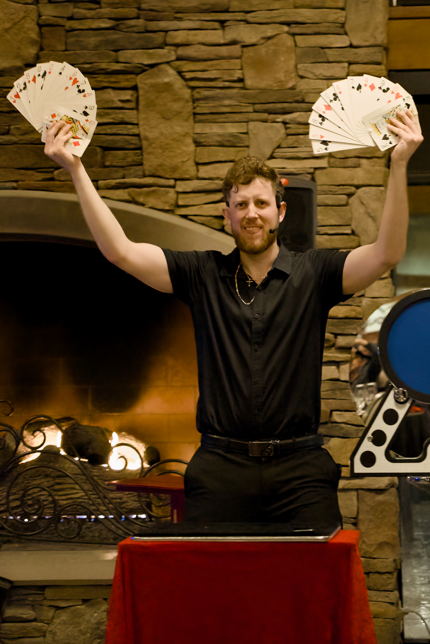 magician performing his card magic act in Los Angeles.