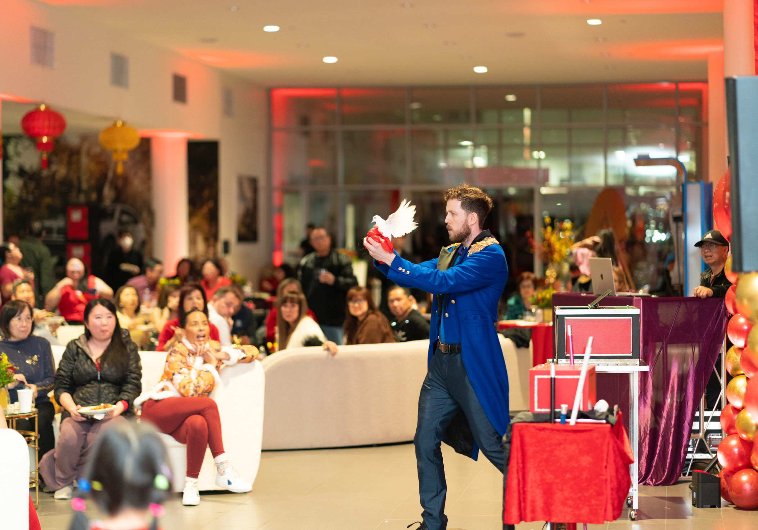 Los Angeles birthday party magician amazing an audience of spectators.